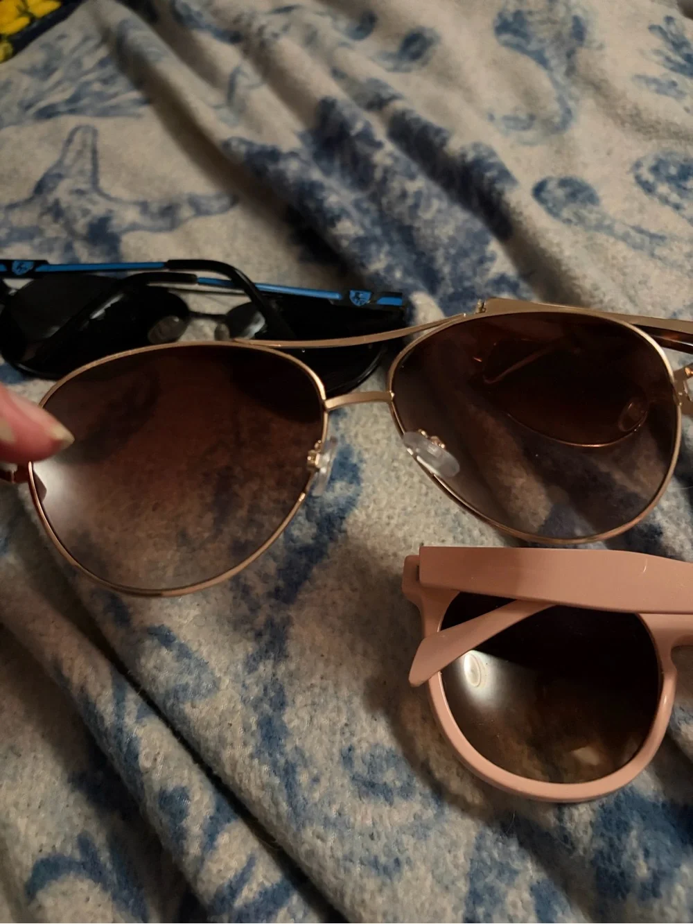 Bundle of 4 pairs of sunglasses